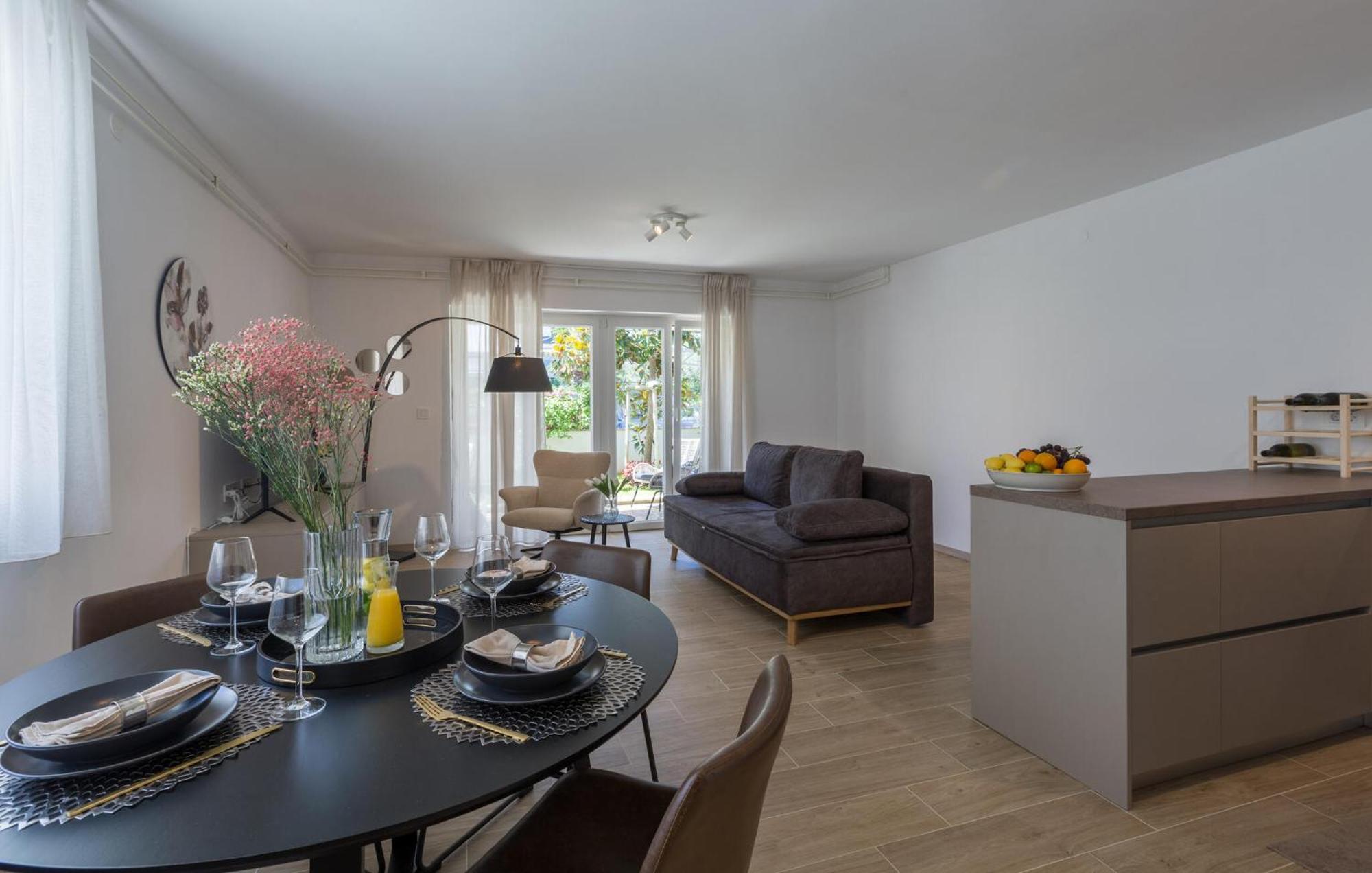 1 Bedroom Beautiful Apartment In 波雷奇 外观 照片